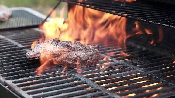 烧烤烤架外烤大多汁的牛肉块热铁烤架
