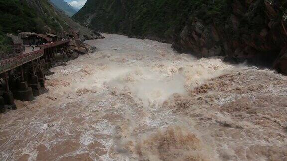 中国山谷中湍急的河水