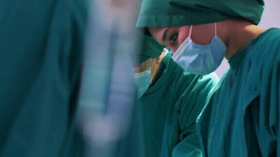 特写亚洲女医生外科专业医生团队身穿手术服而头脑风暴力量协助手术在医院医疗队正在进行外科手术STEM概念中的女性