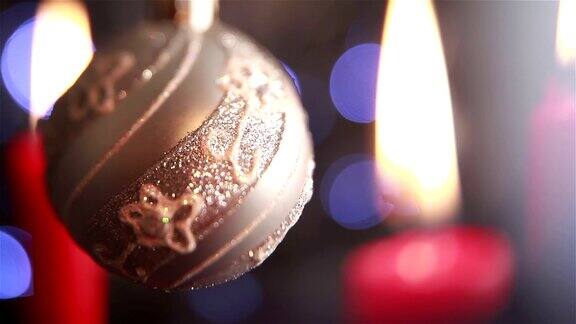 圣诞节的主题有圣诞彩灯的蜡烛
