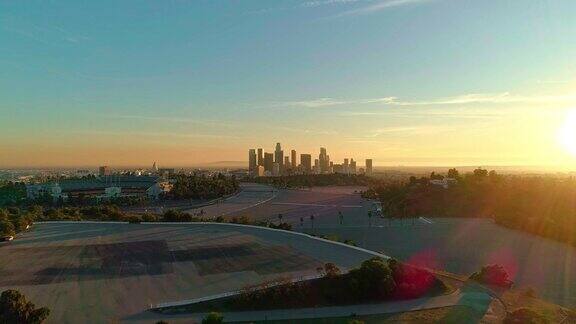 日落时分从天堂公园俯瞰洛杉矶市中心