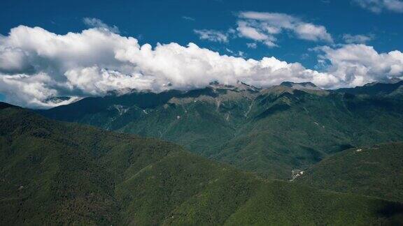 天线间隔拍摄;夏季的索契高山滑雪胜地