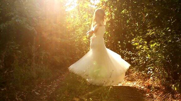 美丽的女纺纱新娘服饰慢动作森林自然