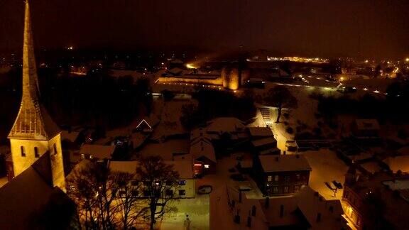 爱沙尼亚的Rakvere屋顶上覆盖着厚厚的白雪