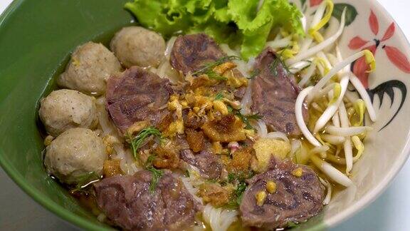 泰式牛肉面配蔬菜非常美味