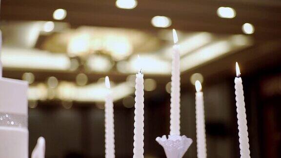 大厅里有白色的蜡烛和白色的蛋糕