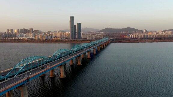dongjap-daegyo的鸟瞰图是横跨汉江和南山汉城塔的一座桥位于韩国首尔