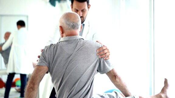一位老人正在接受医生的背部检查4k