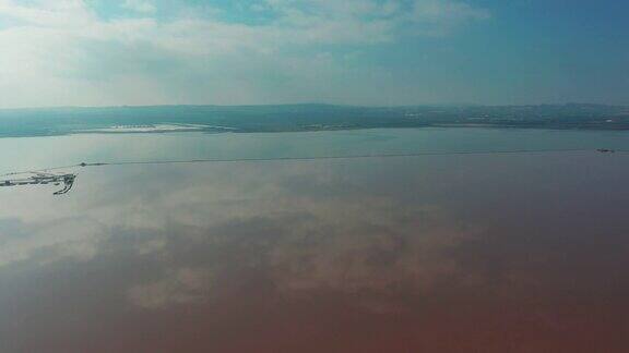 鸟瞰图在托雷维耶哈盐湖的萨利纳斯附近飞行这里是整个欧洲的盐提取地