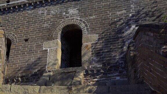慢动作镜头拍摄的中国长城上升的一边的山镜头移向瞭望塔的入口