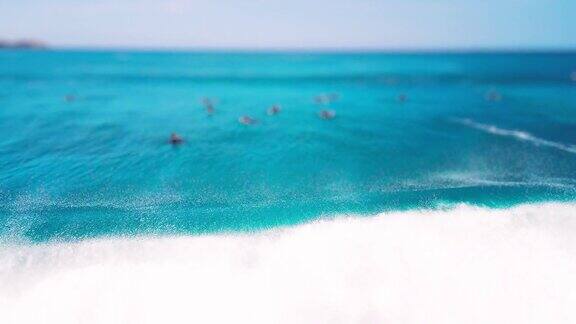 在巴西海浪翻滚着拍打着海岸