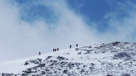 六个人在雪山上爬山