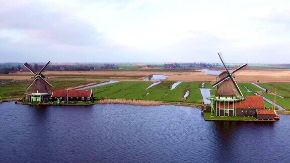 来自荷兰ZaanseSchans传统风车的航拍