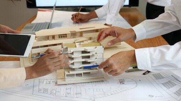 建筑师与人工模型一起工作设计解决方案