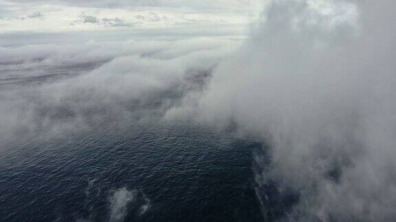 蓝色的海水被雾覆盖在前景和晴朗的天空在背景