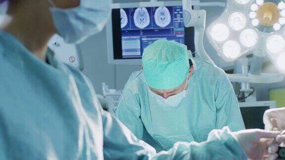 手术室的特写镜头助理在手术中向外科医生发放器械外科医生做手术从事外科手术的专业医生