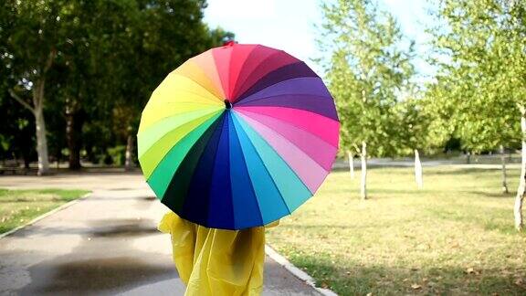 彩虹伞下的美女