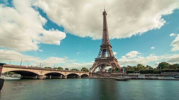 塞纳河旁的埃菲尔铁塔和船只2巴黎时光流逝