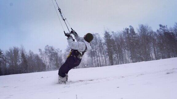 一个穿着运动服的男运动员在美丽的冬季景观上放雪