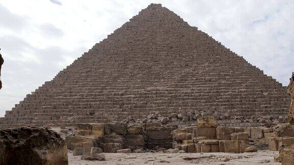 从埃及吉萨金字塔的废墟上观看我们可以在整个纪念碑的上空看到云