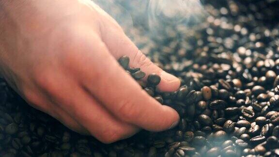 用蒸汽烘焙咖啡豆跟踪镜头特写