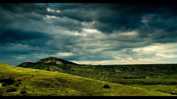 绿色山丘上一阵旋风般的乌云