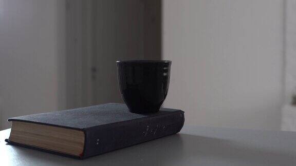 喝杯咖啡进行个人圣经学习