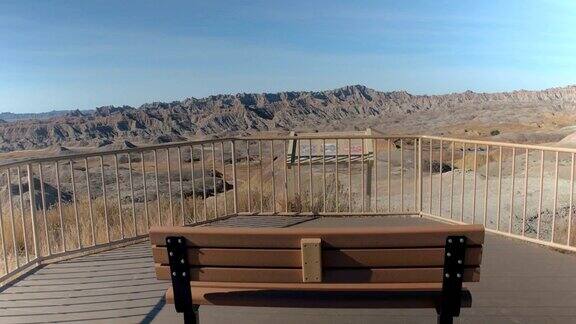 空的长凳与令人惊叹的阳光荒地国家公园沙漠景观