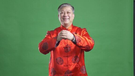 穿着红色普通话的亚洲老人新年快乐4k