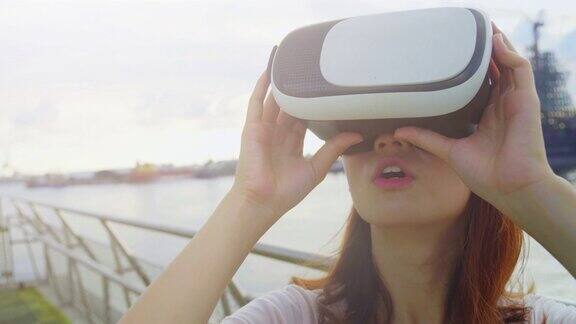 女人用VR设备看