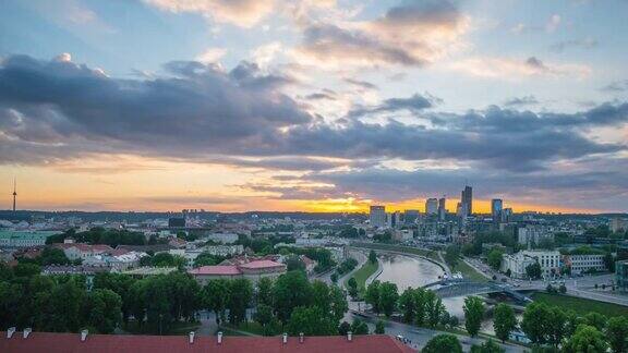 立陶宛维尔纽斯大约2017年6月:维尔纽斯市中心的日落延时拍摄