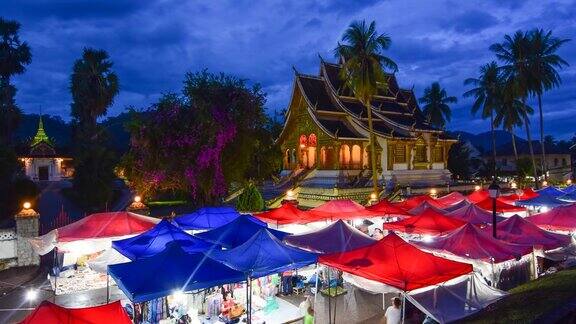 老挝琅勃拉邦佛寺周围的夜市