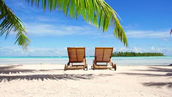 法属波利尼西亚热带海滩上的两个日光浴床