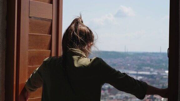 女人正在打开瞭望塔的窗户观赏布尔诺的全景
