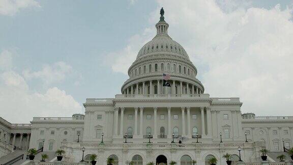POWMIA和美国国旗在美国国会大厦在华盛顿特区-缩放4k超高清