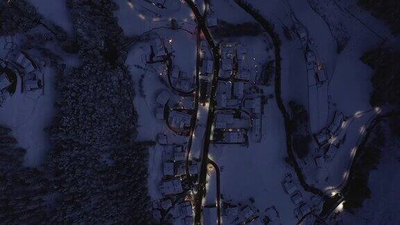 在Dolomites的ValGardena滑雪度假村山村的空中夜景