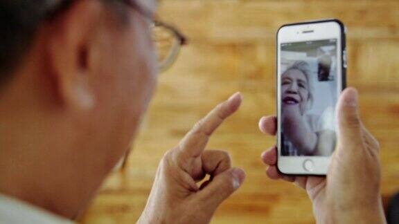 老男人用智能手机给妻子开视频会议