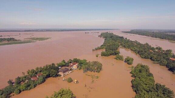 无人机拍摄:滑块拍摄被洪水淹没的农田包围的小村庄