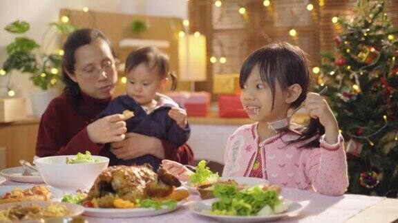 亚洲家庭一起在公寓吃健康食品庆祝传统节日