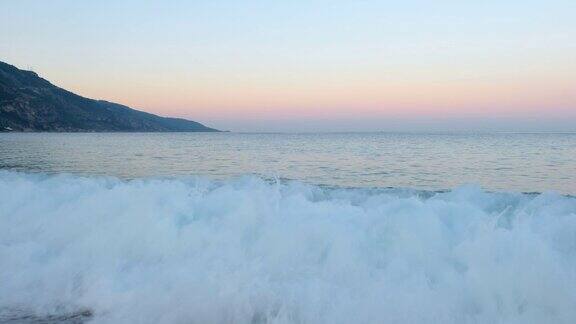日出时地中海上的波浪