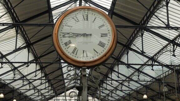 伦敦肯辛顿车站的老钟
