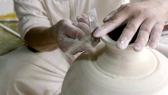 手在陶轮上工作塑造一个陶瓷