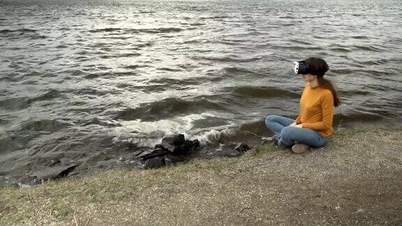 一名年轻女子在巨浪旁边戴着虚拟现实眼镜