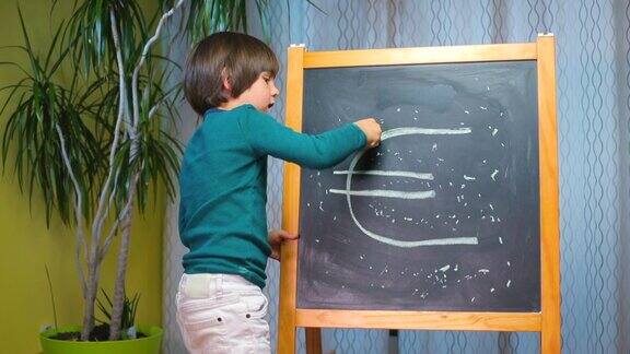 一个孩子在学校的黑板上用粉笔画了一个欧元符号