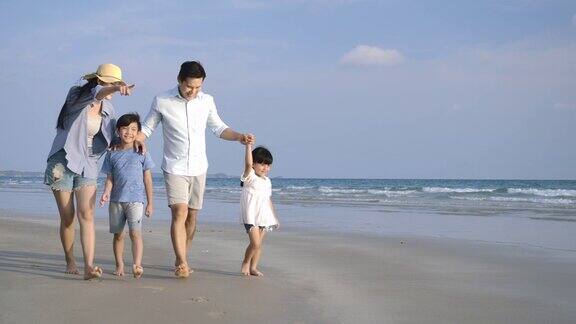 一家人悠闲地在加勒比海海滩上散步