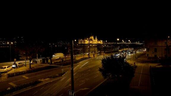 布达佩斯西岸路和国会大厦的夜晚