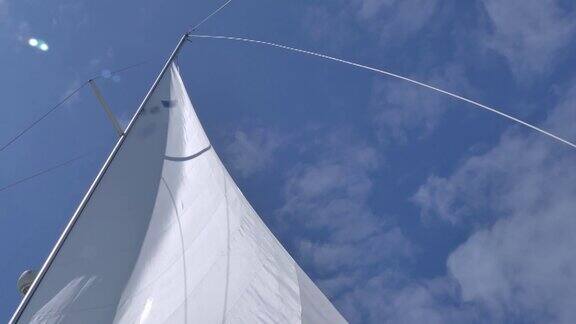 在加勒比海蔚蓝的天空中大型游艇的帆和帆桅在风中飘扬