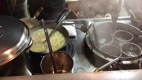 做拉面的汤