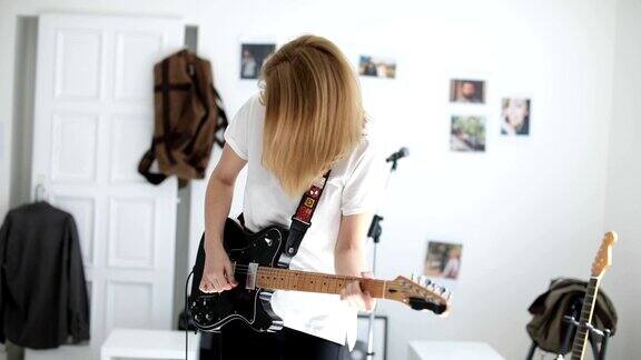 弹吉他的可爱女孩