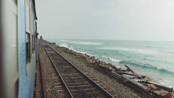 火车在海边的铁路上